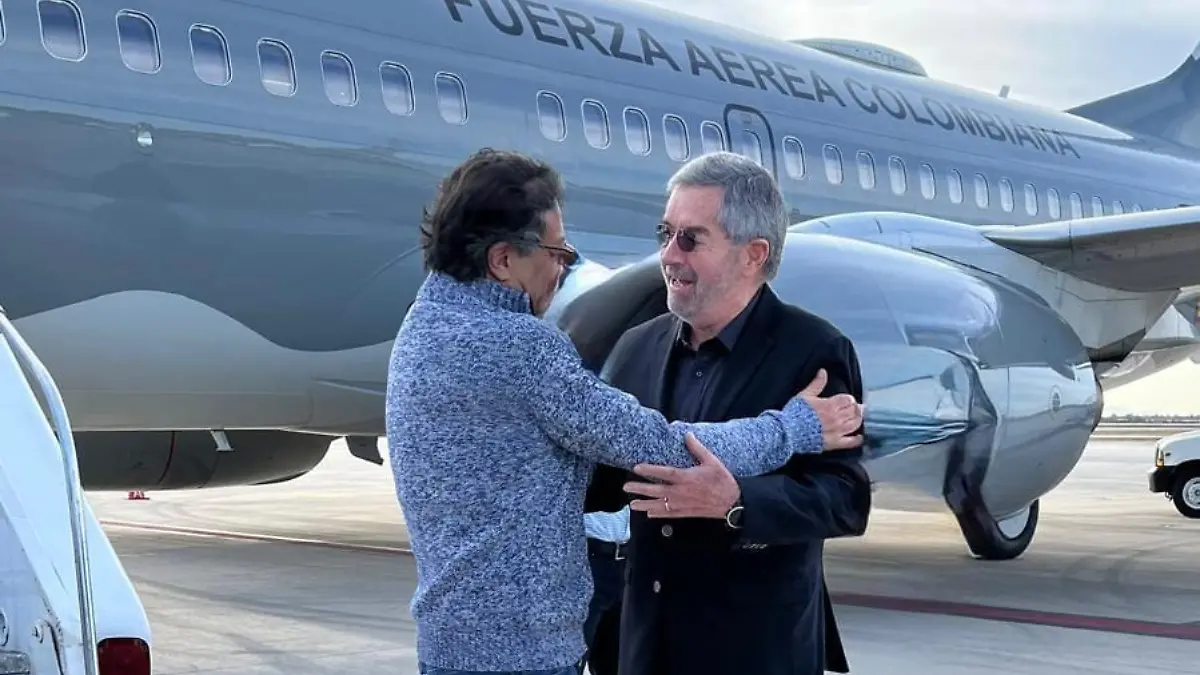 Gustavo Petro llega a México para reunirse con Claudia Sheinbaum